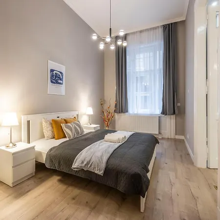 Cozy Leo In The Heart Of * ブダペスト